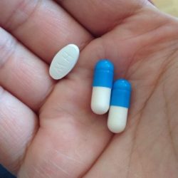 今天去镇上弄牙了，大夫说你是不是有什么病啊，我说没有。一共要装28颗烤瓷牙，上边14颗下边14颗，好的牙套在里面。1颗大约要260元，这一口打折也要5、6千，还要折腾好多趟? 2017-01-09 20:51
