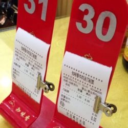 爸去市里检车，我跟妈也跟车来溜达，妈给我买了鞋和衣服裤子，中午在面馆吃的面。 2017-01-11 21:25