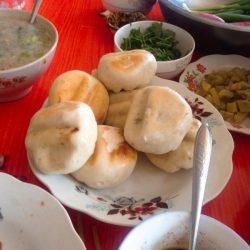 中午吃的芸豆包子，妈弄的馅料味道一般般，远不如小波弄的馅，呜呜。 2017年5月