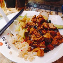 2017年10月31日，波波店里的卤肉饭，肉粒很多哟。