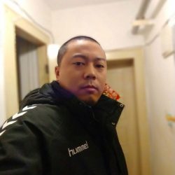 手机这玩意儿还不赖，自带美颜，美滋滋。